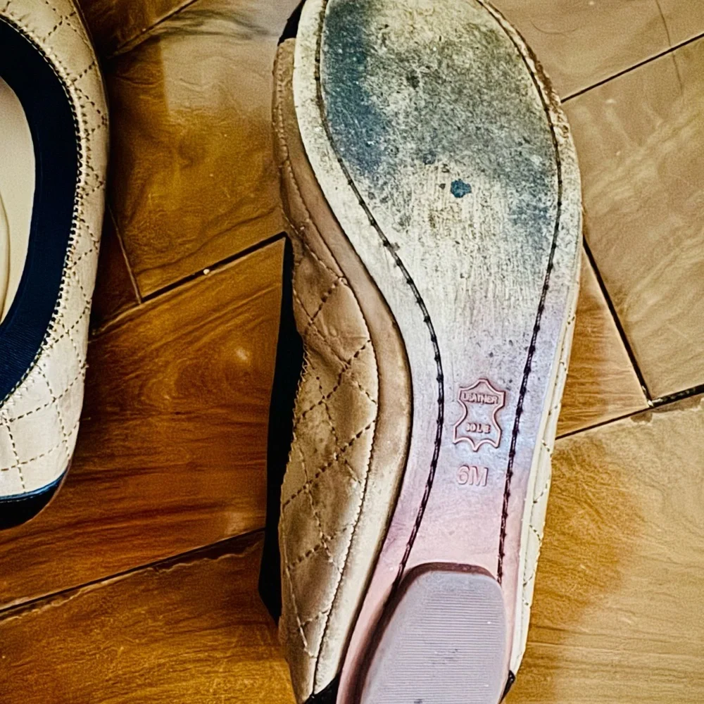 Tory Burch Leather flats in tan caramel nude and black, size 6